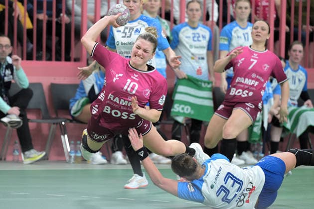 Nele Franz TusSies Metzingen, 10 vs Munia Smits Sport Union Neckarsulm, 23 TusSies Metzingen vs Sport Union Neckarsulm, handball, Alsco HBF, 9 league matchday, 2025 2026 season, 27 12 2025 TusSies Metzingen vs Sport Union Neckarsulm, handball, Alsco HBF, 9 league matchday, 2025 2026 season, 27 12 2025 Tuebingen Copyright: xEibner-Pressefoto TobiasxBaurx EP_TBR