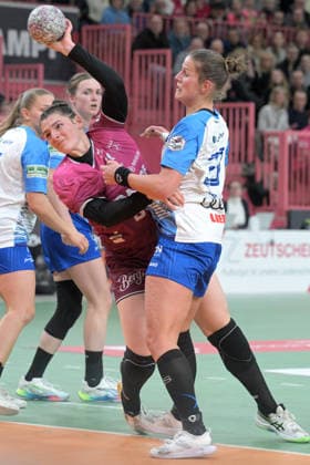 Svenja Huebner TusSies Metzingen, 26 vs Munia Smits Sport Union Neckarsulm, 23 TusSies Metzingen vs Sport Union Neckarsulm, Handball, Alsco HBF, 9 League Matchday, Season 2025 2026, 27 12 2025 TusSies Metzingen vs Sport Union Neckarsulm, Handball, Alsco HBF, 9 League Matchday, Season 2025 2026, 27 12 2025 Tuebingen Copyright: xEibner-Pressefoto TobiasxBaurx EP_TBR