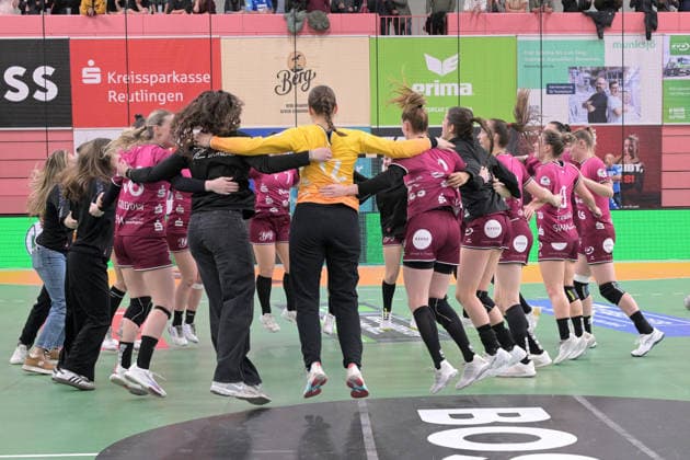 the TusSies celebrate after the end of the game and the 30 29 home win against Sport Union Neckarsulm TusSies Metzingen vs Sport Union Neckarsulm, Handball, Alsco HBF, 9 League Matchday, Season 2025 2026, 27 12 2025 TusSies Metzingen vs Sport Union Neckarsulm, Handball, Alsco HBF, 9 League Matchday, Season 2025 2026, 27 12 2025 Tuebingen Copyright: xEibner-Pressefoto TobiasxBaurx EP_TBR
