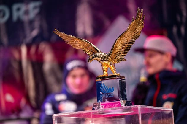 Sport Themen der Woche KW52 OBERSTDORF, DEUTSCHLAND: Eröffnungsfeier der 74. Vierschanzentournee mit Präsentation der TOP-Springer am 27.12.2025 im Kurpark in Oberstdorf. Domen Prevc aus Slowenien (unscharf im Hintergrund) mit dem goldenen Adler. *** OBERSTDORF, GERMANY Opening ceremony of the 74 Four Hills Tournament with presentation of the TOP jumpers on 27 12 2025 in the Kurpark in Oberstdorf Domen Prevc from Slovenia blurred in the background with the golden eagle