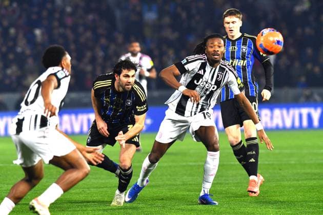 Arturo Calabresi (Pisa) Khephren Thuram-Ulien (Juventus) during Pisa SC vs Juventus FC, Italian soccer Serie A match in Pisa, Italy, December 27 2025  Copyright: xGabrielexMasotti IPAxSportx xipa-agency.netx xx IPA_69502668 IPA_Agency_IPA69502668