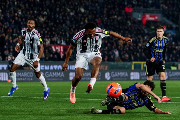 Lois Openda of Juventus FC and Idrissa Toure of Pisa Sporting Club during Pisa SC vs Juventus FC, Italian soccer Serie A match in Pisa, Italy, December 27 2025  Copyright: xRaffaelexConti IPAxSportx xipa-agency.netx xx IPA_69503227 IPA_Agency_IPA69503227