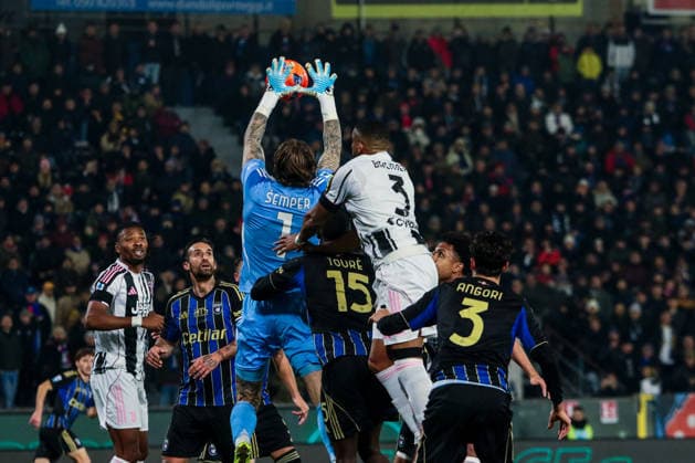 Bremer of Juventus FC and Adrian Semper of Pisa Sporting Club during Pisa SC vs Juventus FC, Italian soccer Serie A match in Pisa, Italy, December 27 2025  Copyright: xRaffaelexConti IPAxSportx xipa-agency.netx xx IPA_69503311 IPA_Agency_IPA69503311