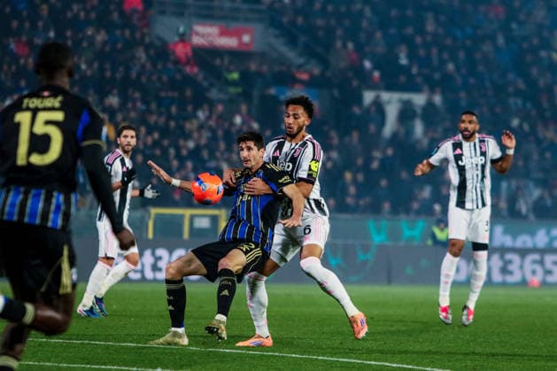 Stefano Moreo of Pisa Sporting Club and Lloyd Kelly of Juventus FC during Pisa SC vs Juventus FC, Italian soccer Serie A match in Pisa, Italy, December 27 2025  Copyright: xRaffaelexConti IPAxSportx xipa-agency.netx xx IPA_69503355 IPA_Agency_IPA69503355