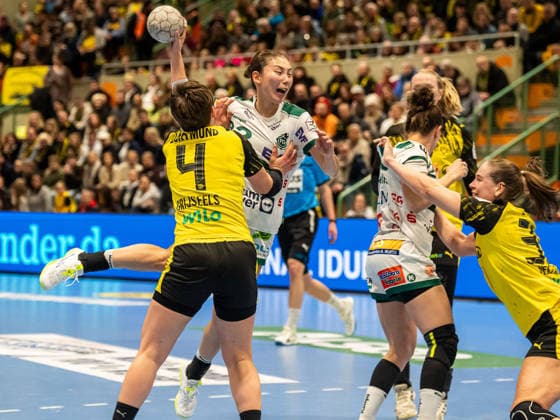 Haruno Sasaki Frisch Auf Women, 32 in duel with Alina Grijseels Borussia Dortmund, 04 , Borussia Dortmund vs Frisch Auf Goeppingen, Handball, 1 Bundesliga, Season 2025 2026, 27 12 2025 Borussia Dortmund vs Frisch Auf Goeppingen, Handball, 1 Bundesliga, Season 2025 2026, 27 12 2025 Dortmund Copyright: xMichaelxSchmidt Eibner-Pressefotx EP_MST