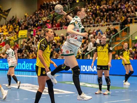 Luisa Scherer Frisch Auf Women, 24 jumps far into the circle, Borussia Dortmund vs Frisch Auf Goeppingen, Handball, 1 Bundesliga, Season 2025 2026, 27 12 2025 Borussia Dortmund vs Frisch Auf Goeppingen, Handball, 1 Bundesliga, Season 2025 2026, 27 12 2025 Dortmund Copyright: xMichaelxSchmidt Eibner-Pressefotx EP_MST