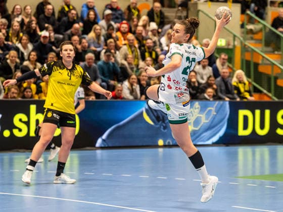 Louisa de Bellis Frisch Auf Frauen, 20 comes free to throw at the circle, Borussia Dortmund vs Frisch Auf Goeppingen, Handball, 1 Bundesliga, Season 2025 2026, 27 12 2025 Borussia Dortmund vs Frisch Auf Goeppingen, Handball, 1 Bundesliga, Season 2025 2026, 27 12 2025 Dortmund Copyright: xMichaelxSchmidt Eibner-Pressefotx EP_MST