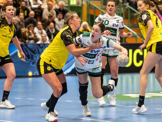 Lara Daeuble Frisch Auf Women, 95 in duel with Dana Bleckmann Borussia Dortmund, 66 , Borussia Dortmund vs Frisch Auf Goeppingen, Handball, 1 Bundesliga, Season 2025 2026, 27 12 2025 Borussia Dortmund vs Frisch Auf Goeppingen, Handball, 1 Bundesliga, Season 2025 2026, 27 12 2025 Dortmund Copyright: xMichaelxSchmidt Eibner-Pressefotx EP_MST