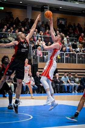 Barmer 2 Basketball Bundesliga ProA Rheinstars Köln vs Bayer Giants Leverkusen, 27 12 2025 Dennis Heinzmann Bayer Giants Leverkusen 22 , Björn Rohwer RheinStarsKöln 15 , Barmer 2 Basketball Bundesliga ProA Rheinstars Köln vs Bayer Giants Leverkusen on 27 12 2025 at the Castello Düsseldorf in Düsseldorf Nordrhein Westfalen Copyright: xBEAUTIFULxSPORTS Mueller-Laschetx