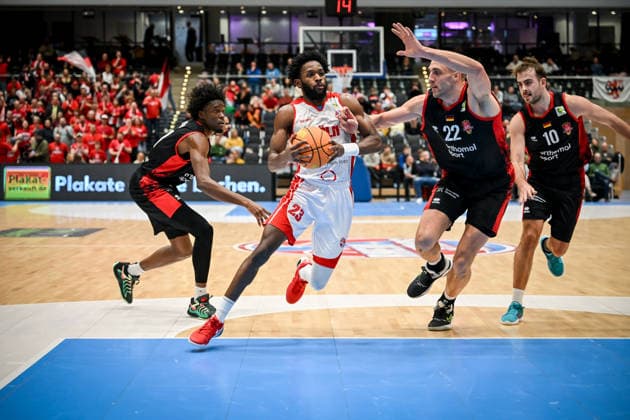 Barmer 2 Basketball Bundesliga ProA Rheinstars Köln vs Bayer Giants Leverkusen, 27 12 2025 Michael Jordan Miller RheinStarsKöln 23 , Dennis Heinzmann Bayer Giants Leverkusen 22 , Barmer 2 Basketball Bundesliga ProA Rheinstars Köln vs Bayer Giants Leverkusen on 27 12 2025 at the Castello Düsseldorf in Düsseldorf Nordrhein Westfalen Copyright: xBEAUTIFULxSPORTS Mueller-Laschetx