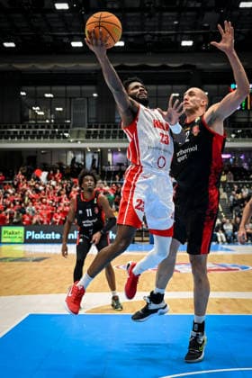 Barmer 2 Basketball Bundesliga ProA Rheinstars Köln vs Bayer Giants Leverkusen, 27 12 2025 Michael Jordan Miller RheinStarsKöln 23 , Dennis Heinzmann Bayer Giants Leverkusen 22 , Barmer 2 Basketball Bundesliga ProA Rheinstars Köln vs Bayer Giants Leverkusen on 27 12 2025 at the Castello Düsseldorf in Düsseldorf Nordrhein Westfalen Copyright: xBEAUTIFULxSPORTS Mueller-Laschetx