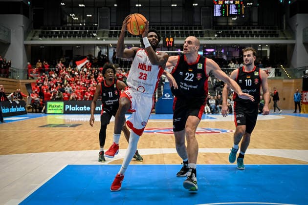 Barmer 2 Basketball Bundesliga ProA Rheinstars Köln vs Bayer Giants Leverkusen, 27 12 2025 Michael Jordan Miller RheinStarsKöln 23 , , Dennis Heinzmann Bayer Giants Leverkusen 22 , Barmer 2 Basketball Bundesliga ProA Rheinstars Köln vs Bayer Giants Leverkusen on 27 12 2025 at the Castello Düsseldorf in Düsseldorf Nordrhein Westfalen Copyright: xBEAUTIFULxSPORTS Mueller-Laschetx