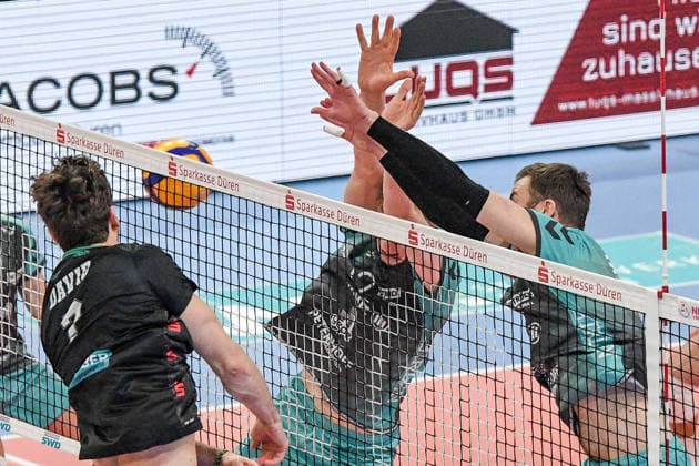 The players of the Powervolleys Düren with a failed block against Yoan David TSV Haching, 7 , Action, Action, Game scene, 27 12 2025, Düren Germany , Volleyball, 1 Bundesliga Men, SWD Powervolleys Düren TSV Haching Munich xmhx