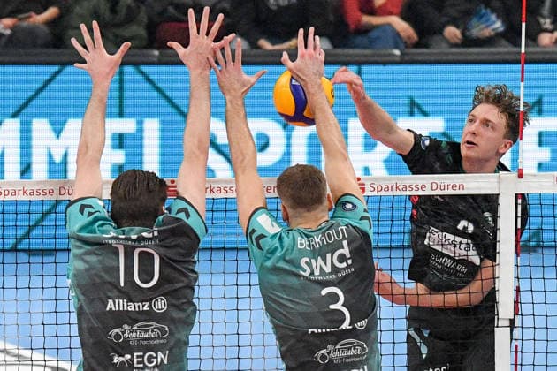 v li Petteri Samuli Tyynismaa Powervolleys Düren, 10 , Joris Benjamin Berkhout Powervolleys Düren, 3 during block formation, , 27 12 2025, Düren Germany , Volleyball, 1 Bundesliga Men, SWD Powervolleys Düren TSV Haching München xmhx
