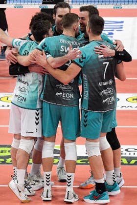 The Powervolleys Düren team celebrating a point, jubilation, celebrate the point, celebration, action, 27 12 2025, Düren Germany , Volleyball, 1 Bundesliga Men, SWD Powervolleys Düren TSV Haching München xmhx