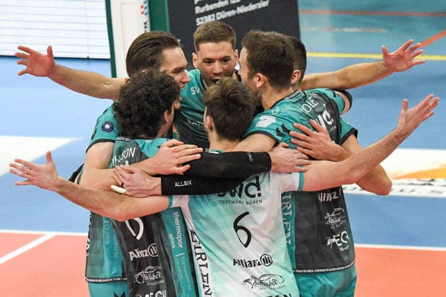 The Powervolleys Düren team celebrating a point, jubilation, celebrate the point, celebration, action, 27 12 2025, Düren Germany , Volleyball, 1 Bundesliga Men, SWD Powervolleys Düren TSV Haching München xmhx