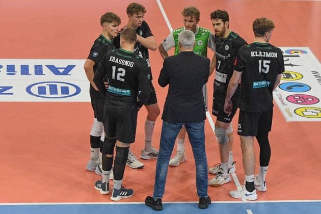from left Mircea Dudas Head Coach TSV Haching gives a speech during the timeout, , 27 12 2025, Düren Germany , Volleyball, 1 Bundesliga Men, SWD Powervolleys Düren TSV Haching München xmhx