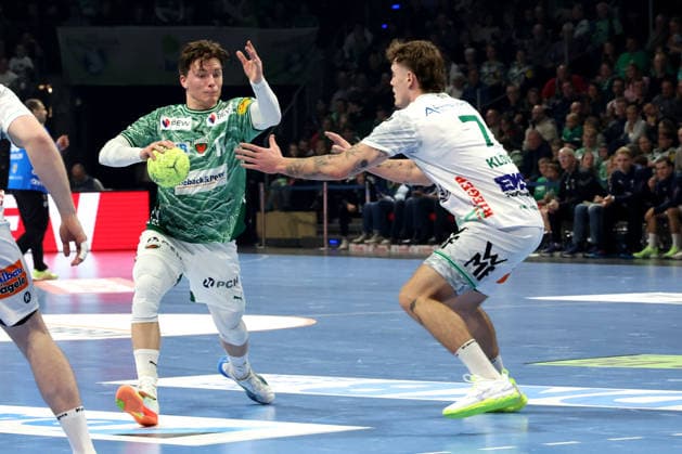 DEU, DHB, 1 HBL, Fuechse Berlin vs Frisch Auf Goeppingen, 27 12 2025, Max Schmeling Halle, Berlin, DEU, DHB, 1 HBL, Fuechse Berlin vs Frisch Auf Goeppingen, pictured Nils Lichtlein Fuechse Berlin 17 , VICTOR KLOEVE Frisch Auf Goeppingen 7 nordphotoxGmbHx xEngler nph00076