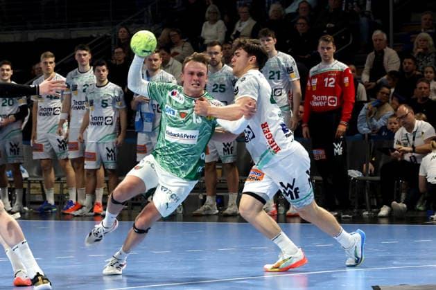 DEU, DHB, 1 HBL, Fuechse Berlin vs Frisch Auf Goeppingen, 27 12 2025, Max Schmeling Halle, Berlin, DEU, DHB, 1 HBL, Fuechse Berlin vs Frisch Auf Goeppingen, in the picture Tobias Grondahl Fuechse Berlin 15 , ELIAS NEWEL Frisch Auf Goeppingen 40 nordphotoxGmbHx xEngler nph00076