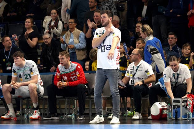 DEU, DHB, 1 HBL, Fuechse Berlin vs Frisch Auf Goeppingen, 27 12 2025, Max Schmeling Halle, Berlin, DEU, DHB, 1 HBL, Fuechse Berlin vs Frisch Auf Goeppingen, in the picture coach BEN MATSCHKE Frisch Auf Goeppingen , Goeppingen players bench nordphotoxGmbHx xEngler nph00076