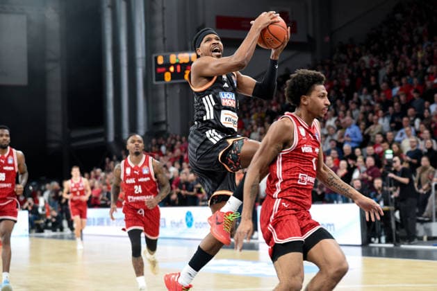Brose Arena, Bamberg Baskets vs. Ratiopharm Ulm Germany, Bamberg, Brose Arena - 27 Dec 2025 - Basketball Bundesliga - Bamberg Baskets vs. Ratiopharm Ulm Image: Justin Simon (Ratiopharm Ulm) driving to the basket against Demarcus Demonia (Bamberg Baskets). Bamberg Brose Arena Bayern Germany Copyright: xPresseFotoxEvans xRyanxEvansx