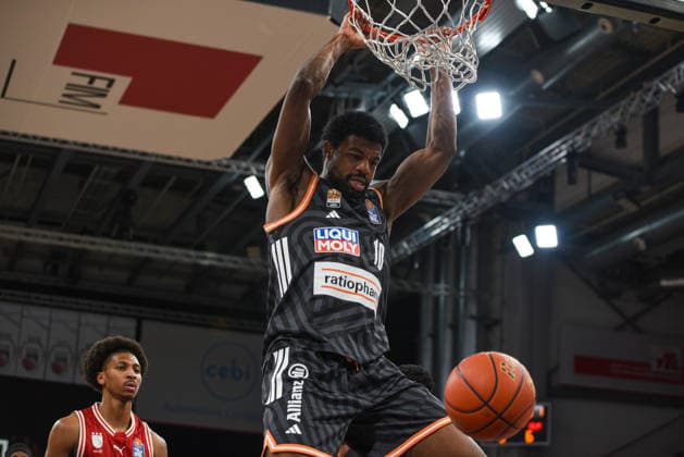 Brose Arena, Bamberg Baskets vs. Ratiopharm Ulm Germany, Bamberg, Brose Arena - 27 Dec 2025 - Basketball Bundesliga - Bamberg Baskets vs. Ratiopharm Ulm Image: Malik Osborne (Ratiopharm Ulm) dunking the ball. Bamberg Brose Arena Bayern Germany Copyright: xPresseFotoxEvans xRyanxEvansx