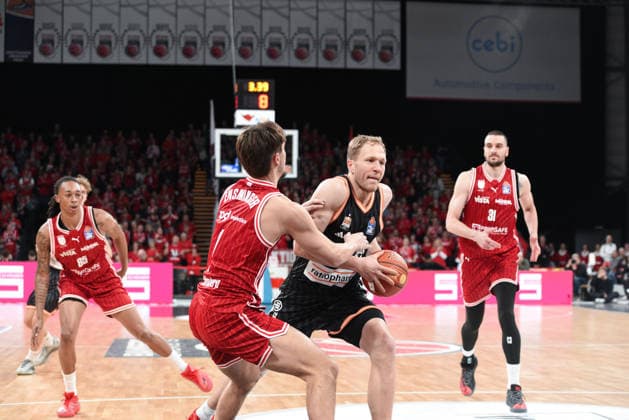 Brose Arena, Bamberg Baskets vs. Ratiopharm Ulm Germany, Bamberg, Brose Arena - 27 Dec 2025 - Basketball Bundesliga - Bamberg Baskets vs. Ratiopharm Ulm Image: (fLTR) Zachary Ensminger (Bamberg Baskets), Christian Sengfelder (Ratiopharm Ulm). Bamberg Brose Arena Bayern Germany Copyright: xPresseFotoxEvans xRyanxEvansx