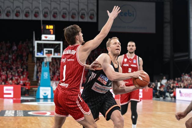 Brose Arena, Bamberg Baskets vs. Ratiopharm Ulm Germany, Bamberg, Brose Arena - 27 Dec 2025 - Basketball Bundesliga - Bamberg Baskets vs. Ratiopharm Ulm Image: (fLTR) Zachary Ensminger (Bamberg Baskets), Christian Sengfelder (Ratiopharm Ulm). Bamberg Brose Arena Bayern Germany Copyright: xPresseFotoxEvans xRyanxEvansx