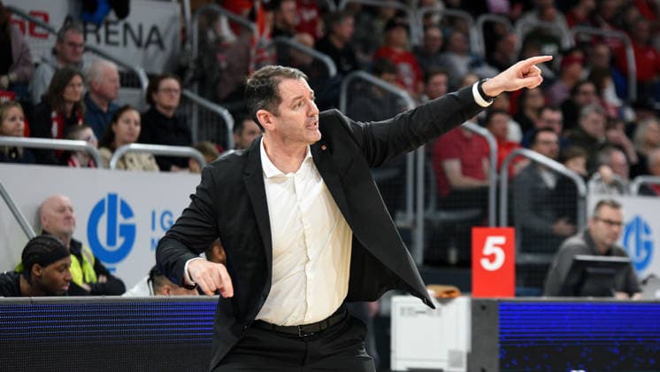 Brose Arena, Bamberg Baskets vs. Ratiopharm Ulm Germany, Bamberg, Brose Arena - 27 Dec 2025 - Basketball Bundesliga - Bamberg Baskets vs. Ratiopharm Ulm Image: Ulm Trainer Ty Harrelson in the coaching zone. Bamberg Brose Arena Bayern Germany Copyright: xPresseFotoxEvans xRyanxEvansx