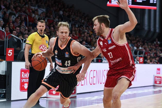 Brose Arena, Bamberg Baskets vs. Ratiopharm Ulm Germany, Bamberg, Brose Arena - 27 Dec 2025 - Basketball Bundesliga - Bamberg Baskets vs. Ratiopharm Ulm Image: (fLTR) Christian Sengfelder (Ratiopharm Ulm), Moritz Krimmer (Bamberg Baskets) Bamberg Brose Arena Bayern Germany Copyright: xPresseFotoxEvans xRyanxEvansx