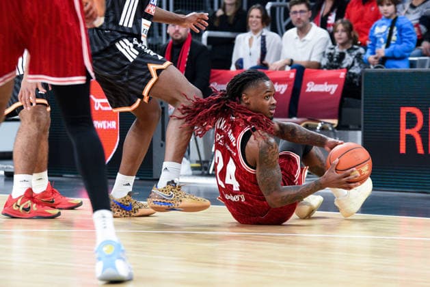 Brose Arena, Bamberg Baskets vs. Ratiopharm Ulm Germany, Bamberg, Brose Arena - 27 Dec 2025 - Basketball Bundesliga - Bamberg Baskets vs. Ratiopharm Ulm Image: Cobe Williams (Bamberg Baskets) securing a loose ball. Bamberg Brose Arena Bayern Germany Copyright: xPresseFotoxEvans xRyanxEvansx