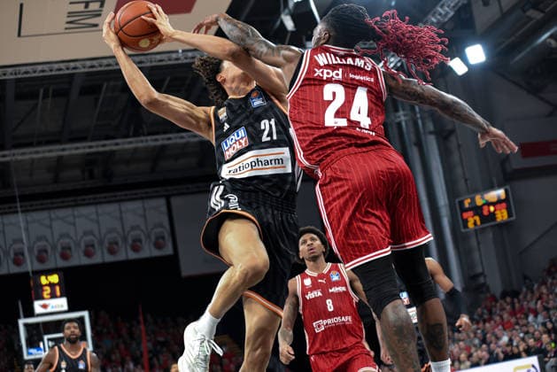 Brose Arena, Bamberg Baskets vs. Ratiopharm Ulm Germany, Bamberg, Brose Arena - 27 Dec 2025 - Basketball Bundesliga - Bamberg Baskets vs. Ratiopharm Ulm Image: (fLTR) Alec Anigbata (Ratiopharm Ulm), Cobe Williams (Bamberg Baskets) Bamberg Brose Arena Bayern Germany Copyright: xPresseFotoxEvans xRyanxEvansx