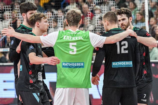 The players of TSV Haching motivate themselves after losing a point, Action, Action, Game scene, 27 12 2025, Düren Germany , Volleyball, 1 Bundesliga Men, SWD Powervolleys Düren TSV Haching München xmhx