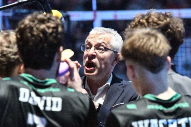 Mircea Dudas Head Coach TSV Haching gives a speech during the timeout, , 27 12 2025, Düren Germany , Volleyball, 1 Bundesliga Men, SWD Powervolleys Düren TSV Haching München xmhx