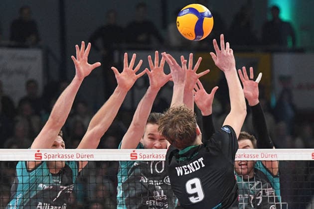 from left Jordan Alexander Canham Powervolleys Düren, 7 , Petteri Samuli Tyynismaa Powervolleys Düren, 10 m Lennart Wendt TSV Haching, 9 Ryan Poole Powervolleys Düren, 22 , at the net in duel, duel, tackle, dynamic, action, action,, 27 12 2025, Düren Germany , Volleyball, 1 Bundesliga Men, SWD Powervolleys Düren TSV Haching Munich xmhx