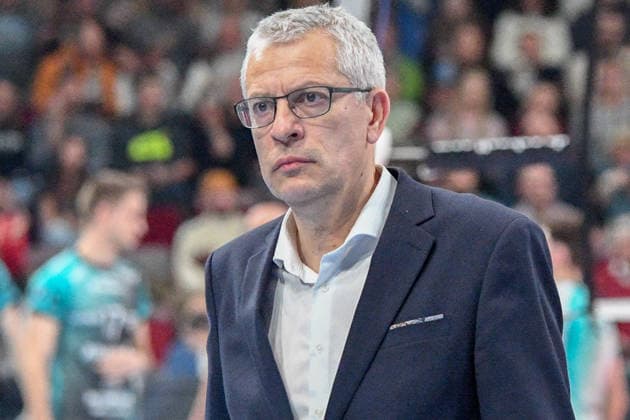 Mircea Dudas Head Coach TSV Haching pensive, brooding, worried, pessimistic, , 27 12 2025, Düren Germany , Volleyball, 1 Bundesliga Men, SWD Powervolleys Düren TSV Haching Munich xmhx