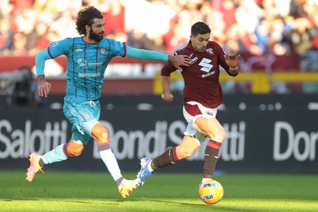 Turin, Italy, 27th December 2025. Sebastian Luperto of Cagliari Calcio tussles with Giovanni Simeone of Torino FC as he breaks with the ball during the Torino vs Cagliari Serie A match at Stadio Grande Torino, Turin. Picture credit should read: Jonathan Moscrop Sportimage EDITORIAL USE ONLY. No use with unauthorised audio, video, data, fixture lists, club league logos or live services. Online in-match use limited to 120 images, no video emulation. No use in betting, games or single club league player publications. SPI_135_JM_TORO_CAGLIARI SPI-4366-0134