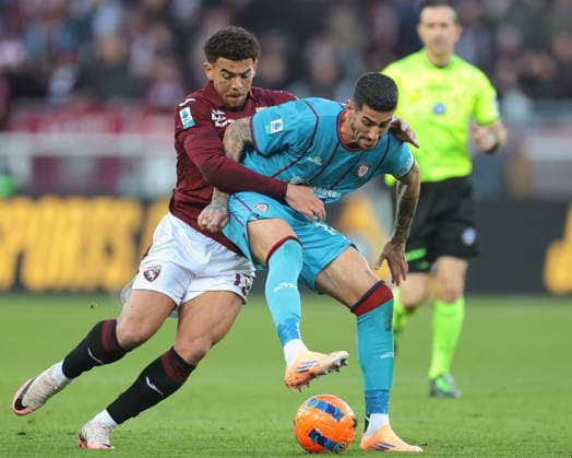 Turin, Italy, 27th December 2025. Che Adams of Torino FC battles for possession with Alessandro Deiola of Cagliari Calcio during the Torino vs Cagliari Serie A match at Stadio Grande Torino, Turin. Picture credit should read: Jonathan Moscrop Sportimage EDITORIAL USE ONLY. No use with unauthorised audio, video, data, fixture lists, club league logos or live services. Online in-match use limited to 120 images, no video emulation. No use in betting, games or single club league player publications. SPI_140_JM_TORO_CAGLIARI SPI-4366-0139