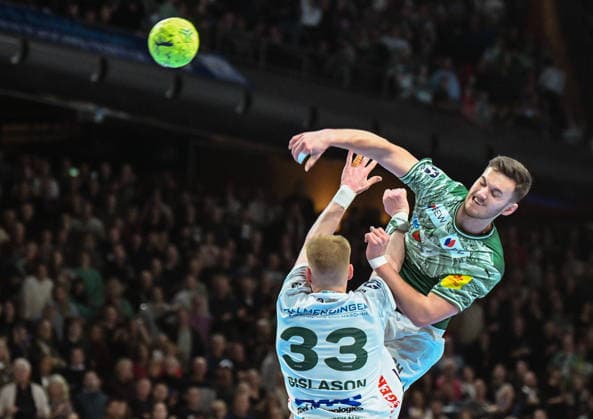27 12 2025, xlakx, Handball Daikin HBL, Fuechse Berlin FRISCH AUF Göppingen v l Ymir Gislason FRISCH AUF Goeppingen , Lauro Pichiri Fuechse Berlin sets off for a jump shot Berlin Daniel Lakomski