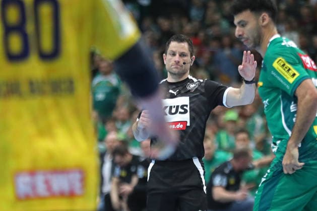 Handball DAIKIN HBL, SC DHfK Leipzig - Rhein-Neckar Löwen; 27.12.2025 Schiedsrichter Mirko Krag. Handball, DAIKIN HBL, 1. Bundesliga, Saison 2025 2026, 19. Spieltag: SC DHfK Leipzig vs. Rhein-Neckar Löwen am 27.12.2025 in der Quarterback Immobilien Arena Leipzig. Copyright: xBEAUTIFULxSPORTS JanxKaeferx