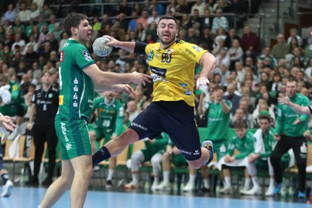 Handball DAIKIN HBL, SC DHfK Leipzig Rhein Neckar Löwen 27 12 2025 Jannik Kohlbacher 80, Rhein Neckar Löwen escapes Marko Mamic 14, SC DHfK Leipzig Handball, DAIKIN HBL, 1 Bundesliga, Season 2025 2026, 19 Matchday SC DHfK Leipzig vs Rhein Neckar Löwen on 27 12 2025 at Quarterback Immobilien Arena Leipzig Copyright: xBEAUTIFULxSPORTS JanxKaeferx