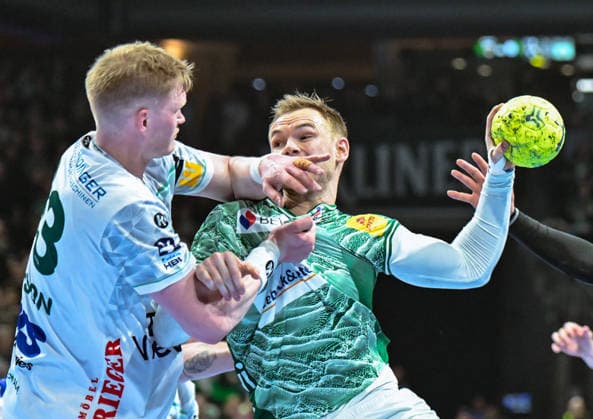 27 12 2025, xlakx, Handball Daikin HBL, Fuechse Berlin FRISCH AUF Göppingen v l Ymir Gislason FRISCH AUF Goeppingen , Mathias Gidsel Fuechse Berlin Zweikampf, Duell, Kampf, tackle Berlin Daniel Lakomski