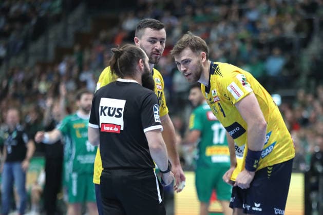 Handball DAIKIN HBL, SC DHfK Leipzig Rhein Neckar Löwen 27 12 2025 Jannik Kohlbacher 80, Rhein Neckar Löwen and Steven Plucnar Jacobsen 9, Rhein Neckar Löwen with referee Marcus Hurst Handball, DAIKIN HBL, 1 Bundesliga, Season 2025 2026, Matchday 19 SC DHfK Leipzig vs Rhein Neckar Löwen on 27 12 2025 at Quarterback Immobilien Arena Leipzig Copyright: xBEAUTIFULxSPORTS JanxKaeferx