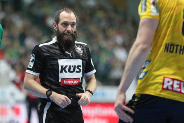 Handball DAIKIN HBL, SC DHfK Leipzig Rhein Neckar Löwen 27 12 2025 Referee Marcus Hurst Handball, DAIKIN HBL, 1 Bundesliga, Season 2025 2026, Matchday 19 SC DHfK Leipzig vs Rhein Neckar Löwen on 27 12 2025 at Quarterback Immobilien Arena Leipzig Copyright: xBEAUTIFULxSPORTS JanxKaeferx