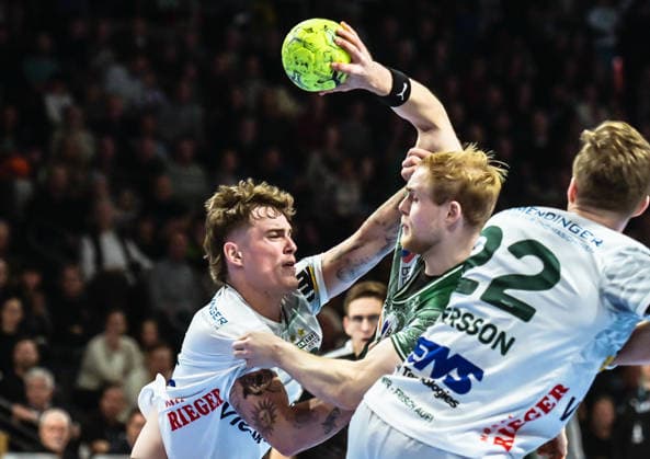 27 12 2025, xlakx, Handball Daikin HBL, Fuechse Berlin FRISCH AUF Göppingen v l Victor Kloeve FRISCH AUF Goeppingen , Matthes Langhoff Fuechse Berlin , Erik Persson FRISCH AUF Goeppingen duel, fight, tackle Berlin Daniel Lakomski