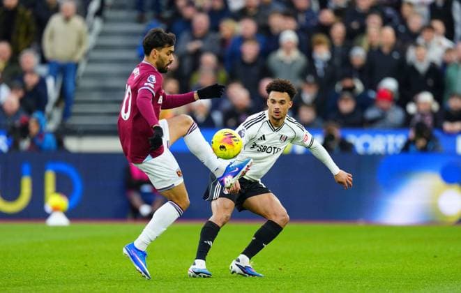 Antonee Robinson of Fulham and Lucas Paqueta of West Ham United West Ham United v Fulham, Premier League, Football, London Stadium, London, UK - 27 Dec 2025London London Stadium United Kingdom EDITORIAL USE ONLY No use with unauthorised audio, video, data, fixture lists, club league logos or live services. Online in-match use limited to 120 images, no video emulation. No use in betting, games or single club league player publications. Copyright: xJavierxGarcia Shutterstockx 16213164dm