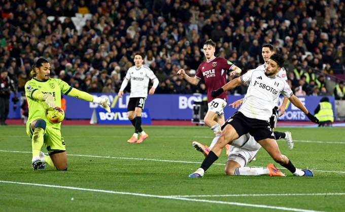 West Ham vs Fulham, Premier League Alphonse Areola (West Ham, goalkeeper) saves from Raul Jimenez (Fulham) during the West Ham vs Fulham Premier League match at the London Stadium Stratford. Stratford The London Stadium UK Copyright: xMartinxDaltonx WestHam_vs_Fulham_271225_MD_010