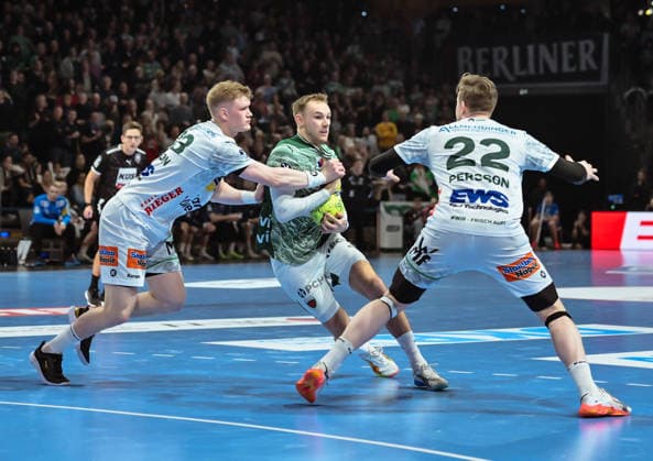 27 12 2025, xlakx, Handball Daikin HBL, Fuechse Berlin FRISCH AUF Göppingen v l Ymir Gislason FRISCH AUF Goeppingen , Mathias Gidsel Fuechse Berlin , Erik Persson FRISCH AUF Goeppingen duel, duel, fight, tackle Berlin Daniel Lakomski
