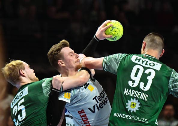 27 12 2025, xlakx, Handball Daikin HBL, Fuechse Berlin FRISCH AUF Göppingen v l Matthes Langhoff Fuechse Berlin , Erik Persson FRISCH AUF Goeppingen , Mijajlo Marsenic Fuechse Berlin Zweikampf, Duell, Kampf, tackle Berlin Daniel Lakomski