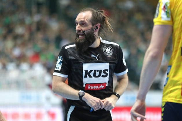 Handball DAIKIN HBL, SC DHfK Leipzig Rhein Neckar Löwen 27 12 2025 Referee Marcus Hurst Handball, DAIKIN HBL, 1 Bundesliga, Season 2025 2026, Matchday 19 SC DHfK Leipzig vs Rhein Neckar Löwen on 27 12 2025 at Quarterback Immobilien Arena Leipzig Copyright: xBEAUTIFULxSPORTS JanxKaeferx